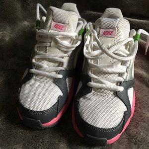 NWOT Nike white with pink trim sneakers